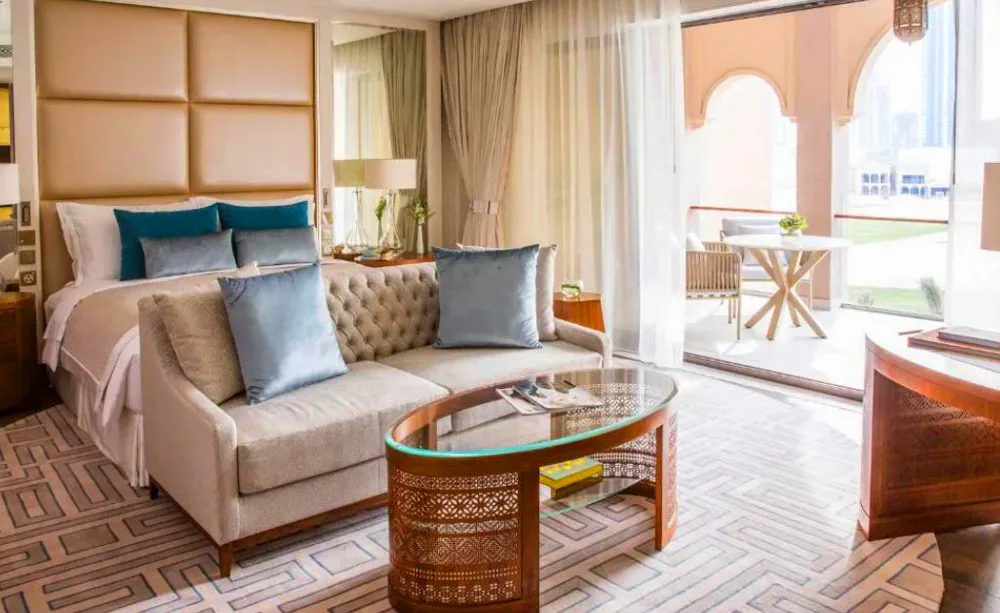 royal-saray-resort-bahrain-arabian-deluxe-king-room_10559