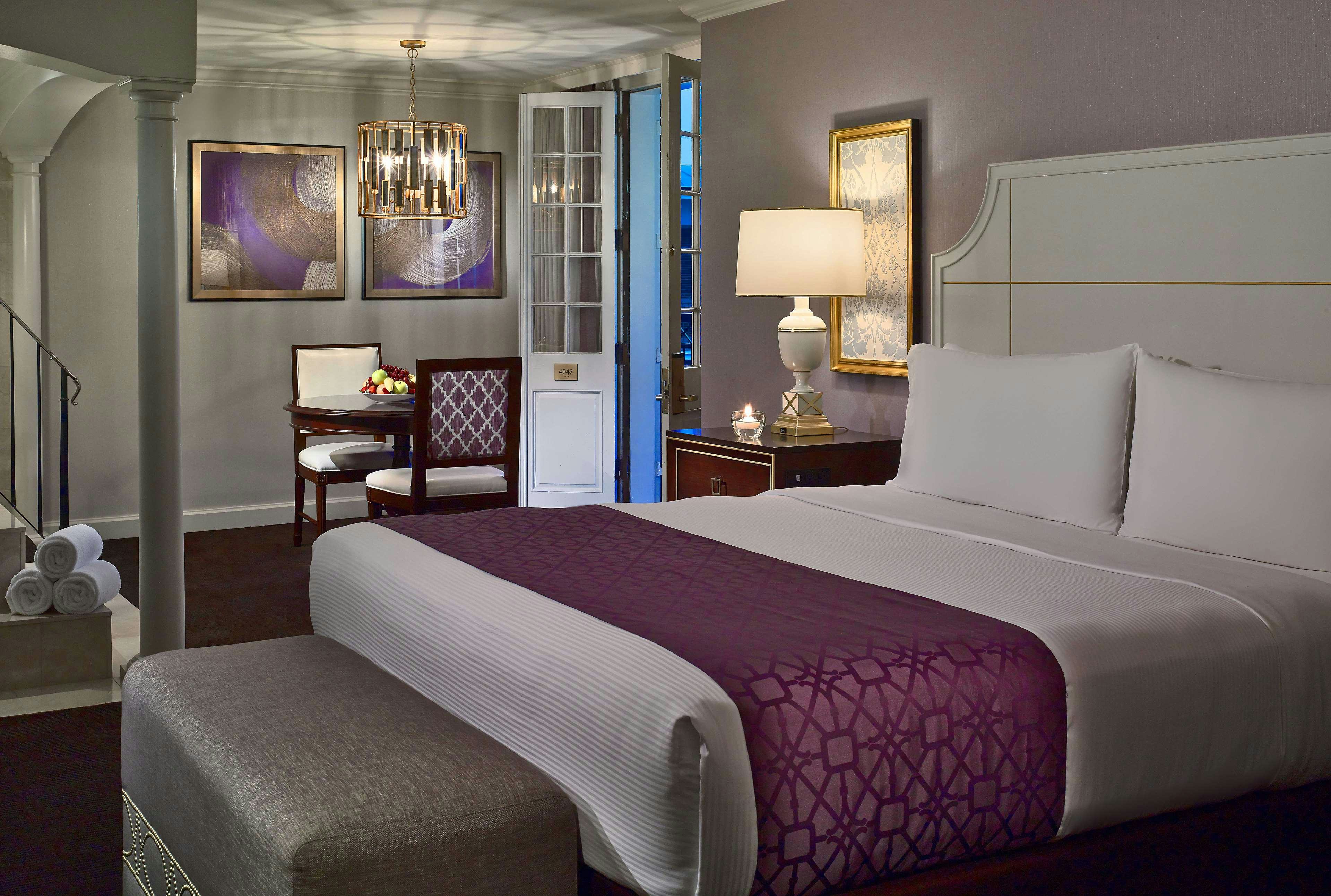 Honeymoon Suite - King