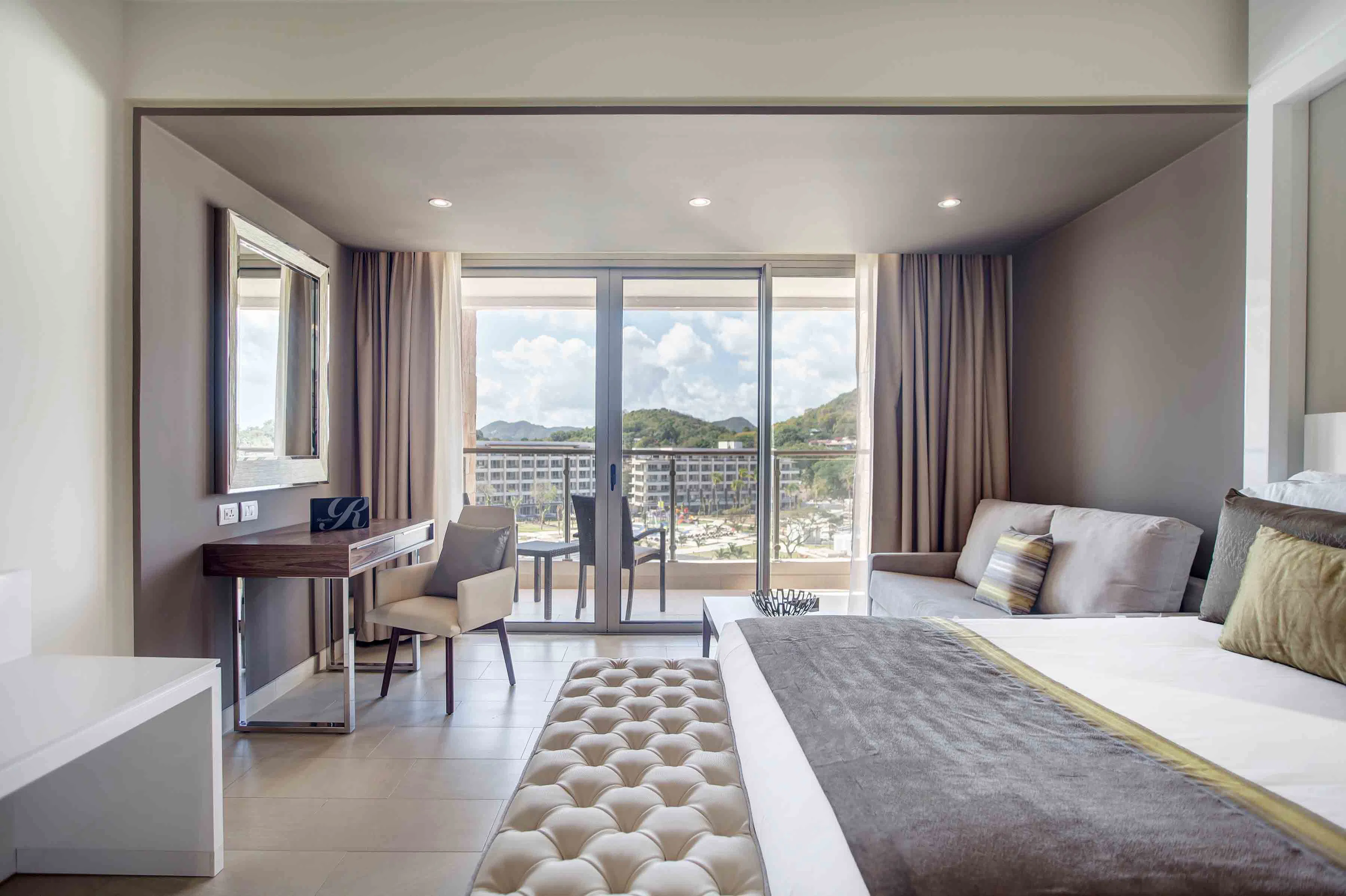 royalton-saint-lucia-an-autograph-collection-all-inclusive-resort-diamond-club-luxury-junior-suite_9267