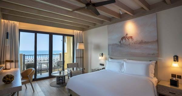 saadiyat-rotana-resort-and-villas-abu-dhabi-sea-view-one-bedroom-suite-with-balcony-01_9822