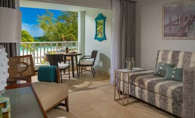 BEACHFRONT HONEYMOON CLUB LEVEL SUITE