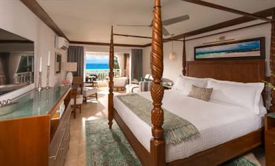 BEACHFRONT PENTHOUSE CLUB LEVEL SUITE WITH BALCONY TRANQUILITY SOAKING TUB