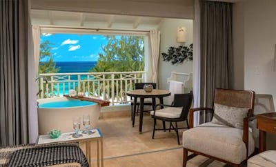 BEACHFRONT PENTHOUSE CLUB LEVEL SUITE WITH BALCONY TRANQUILITY SOAKING TUB