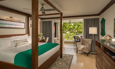 CRYSTAL LAGOON LUXURY HONEYMOON ROOM WITH BALCONY TRANQUILITY SOAKING TUB