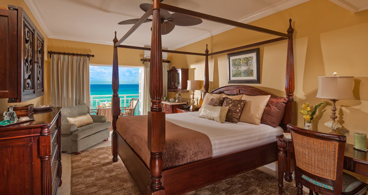 Riviera Honeymoon Beachfront Penthouse Club Level