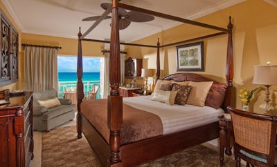 Riviera Honeymoon Beachfront Penthouse Club Level