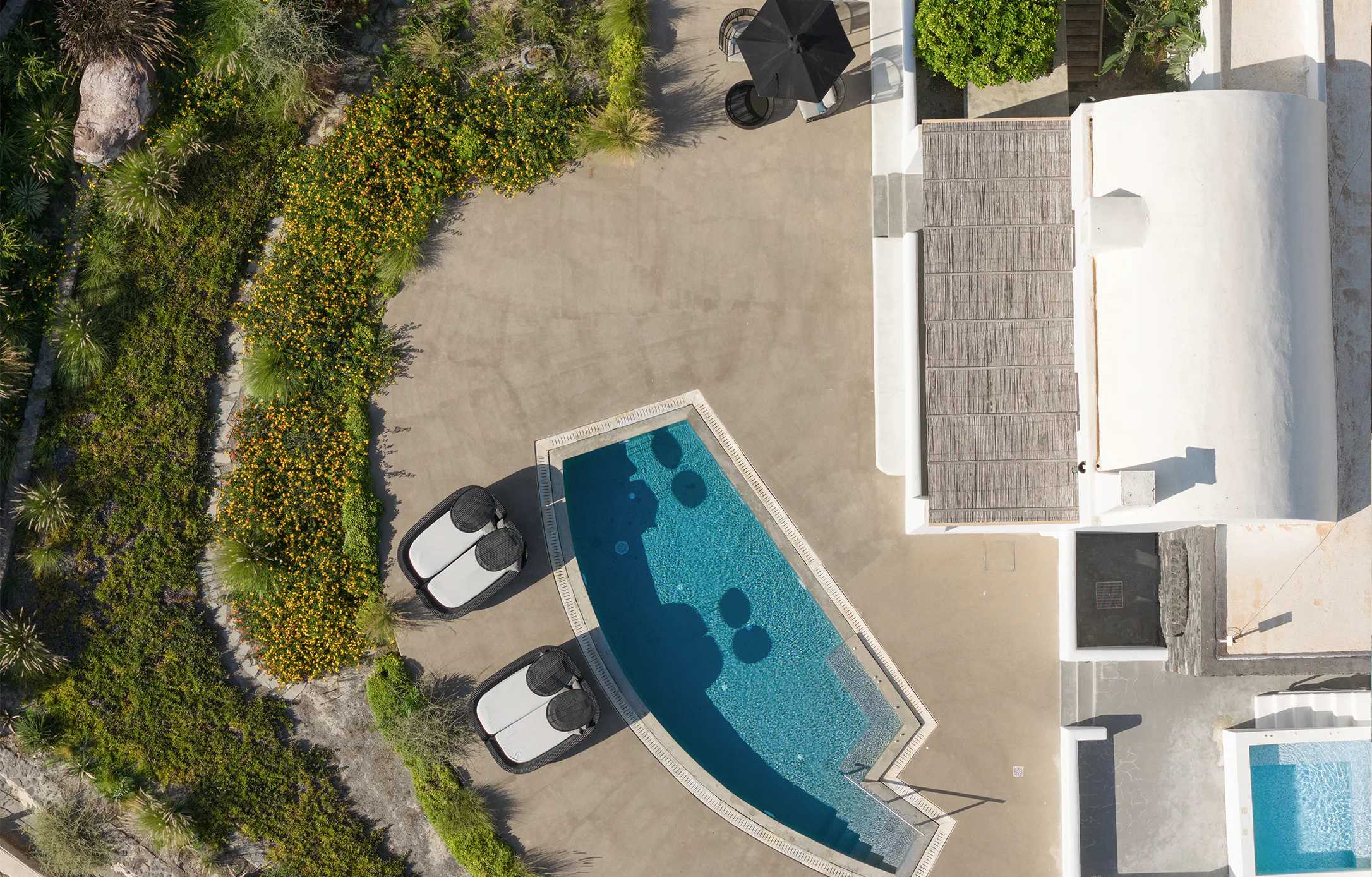 santo-pure-oia-suites-and-villas-greece-llios-villa-sunset-and-sea-view-with-pool-and-jacuzzi-01_13704