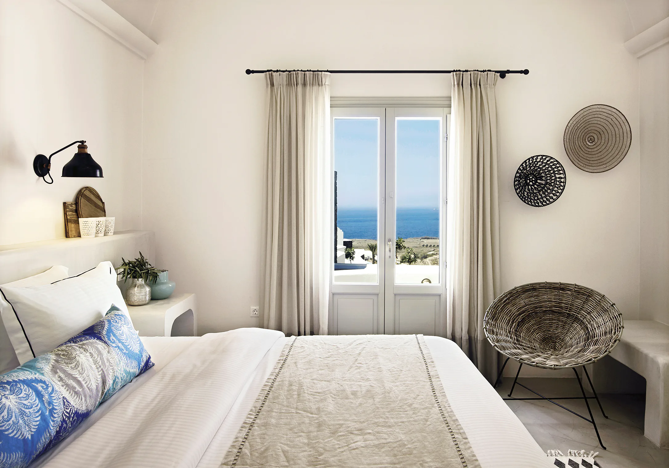 santo-pure-oia-suites-and-villas-greece-sea-view-suite-with-jacuzzi-01_13704