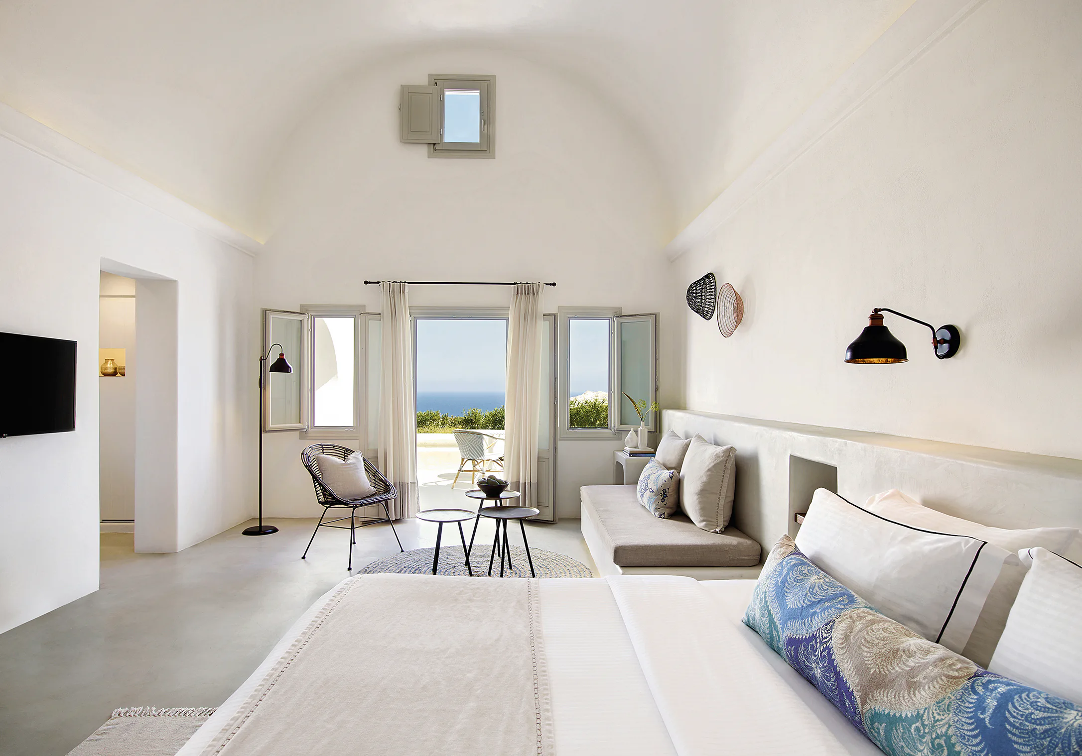 santo-pure-oia-suites-and-villas-greece-sunset-and-sea-view-suite-with-jacuzzi-01_13704