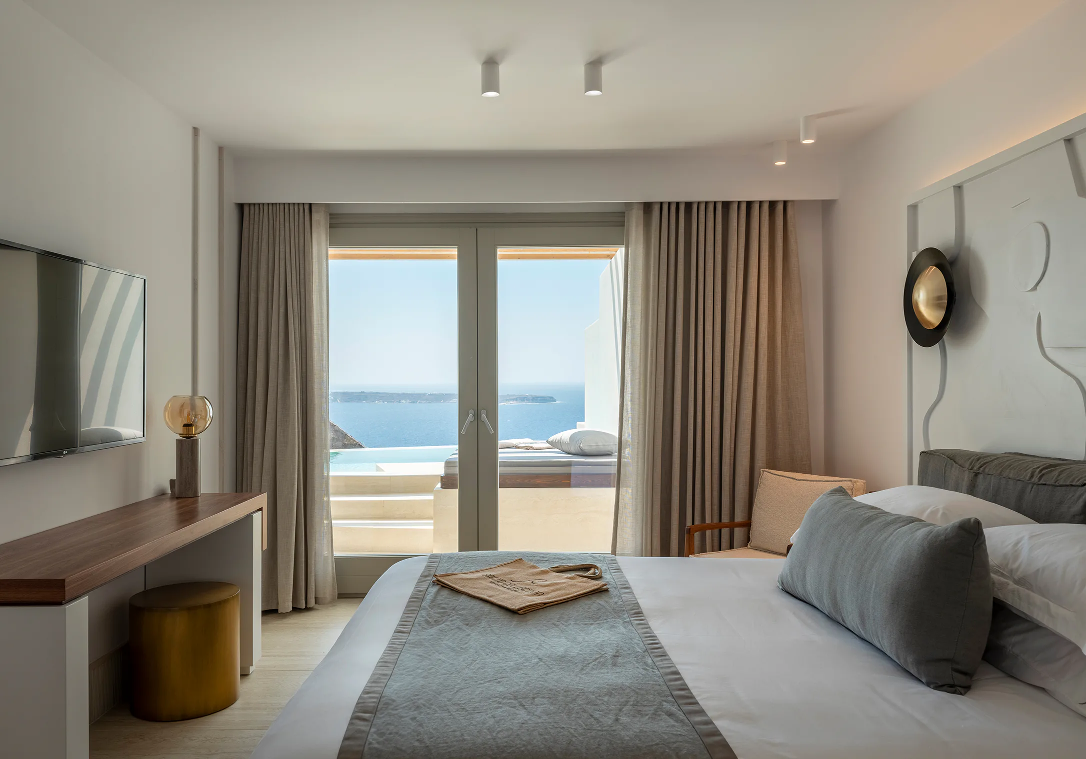 santo-pure-oia-suites-and-villas-greece-sunset-and-sea-view-suite-with-pool-01_13704