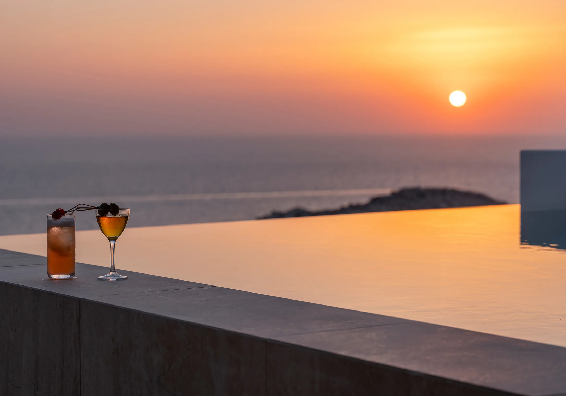 santo-pure-oia-suites-and-villas-greece-sunset-and-sea-view-suite-with-pool-02_13704