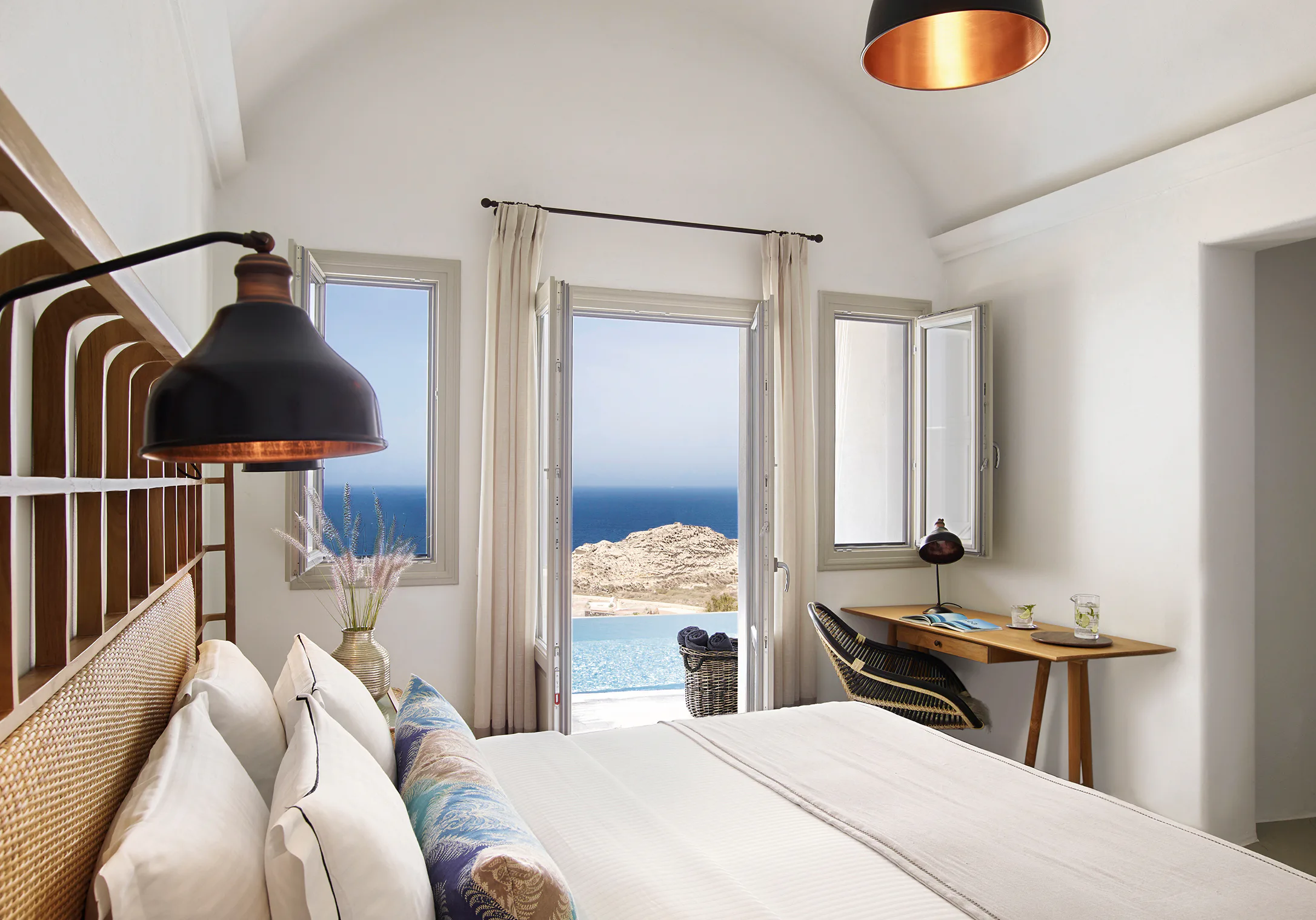 santo-pure-oia-suites-and-villas-greece-sunset-and-sea-view-suite-with-pool-and-jacuzzi-01_13704