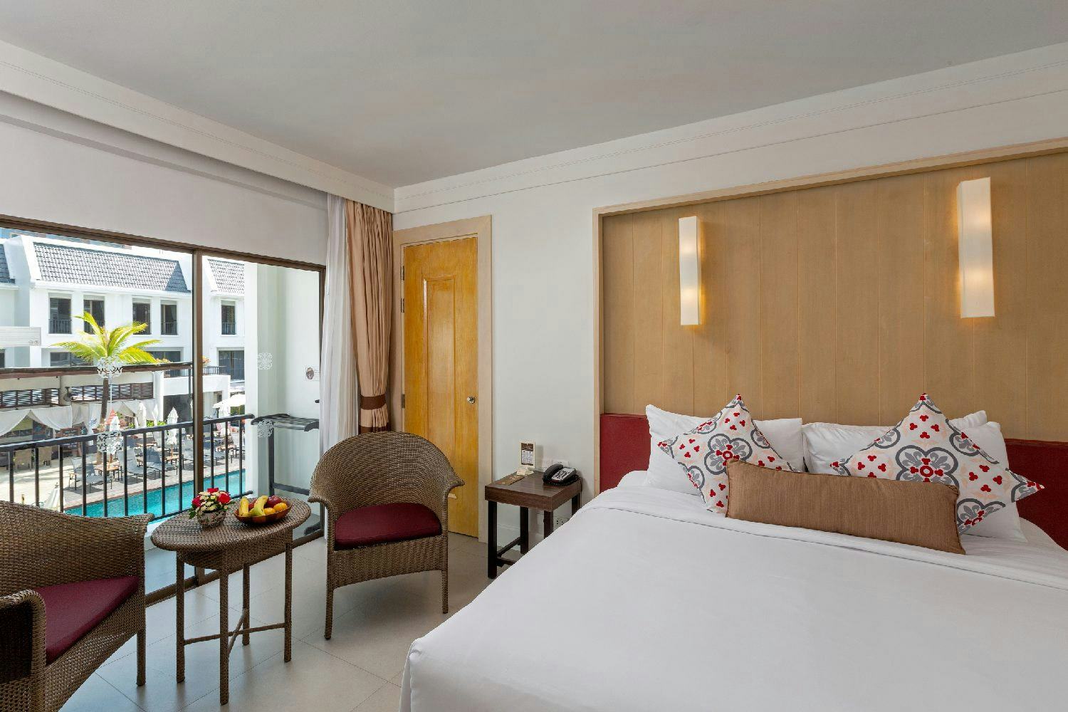 Deluxe Pool View Room