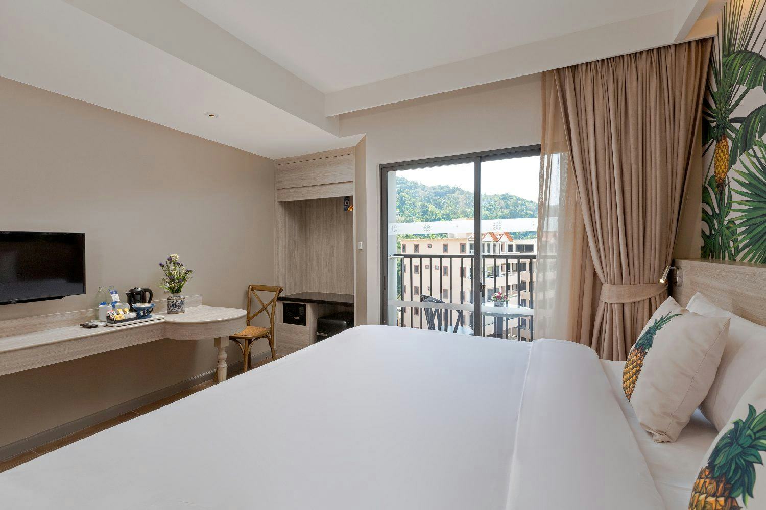 Studio City View Room