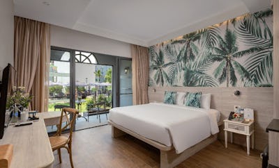 Studio Pool Access Room