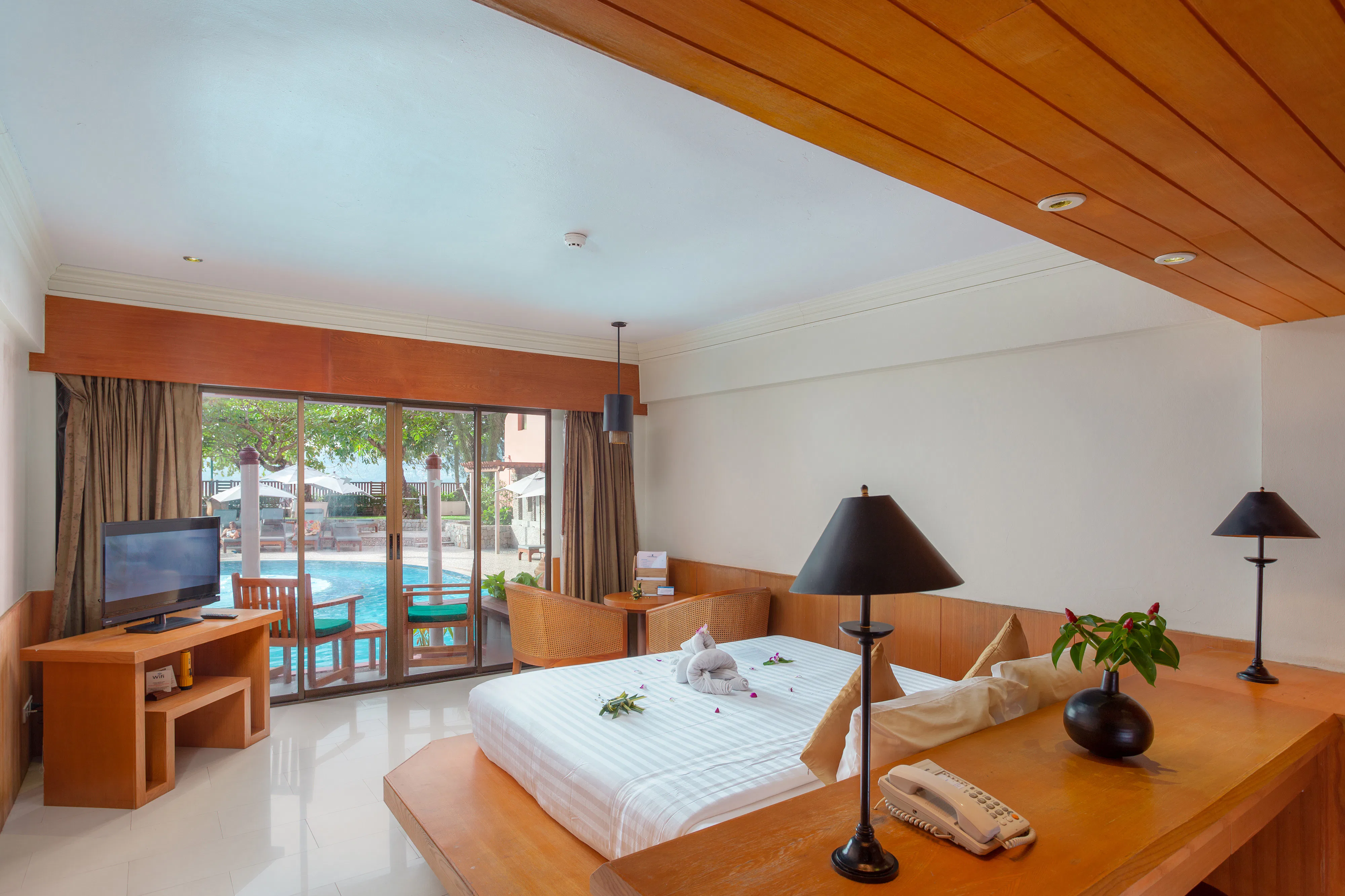seaview-patong-hotel-phuket-deluxe-pool-access_160