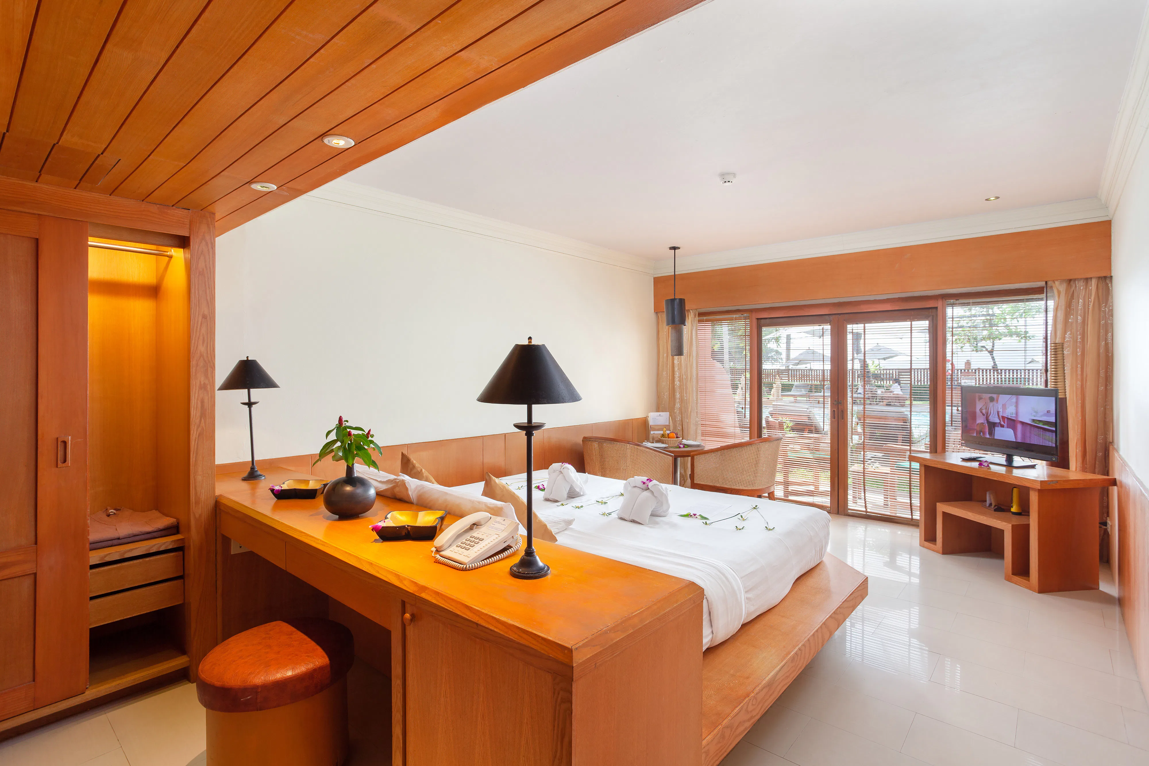 seaview-patong-hotel-phuket-deluxe-room_160