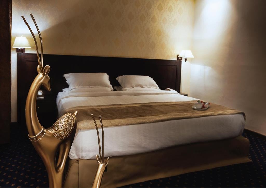 seven-roses-hotel-amman-jordan-deluxe-king-room_12370