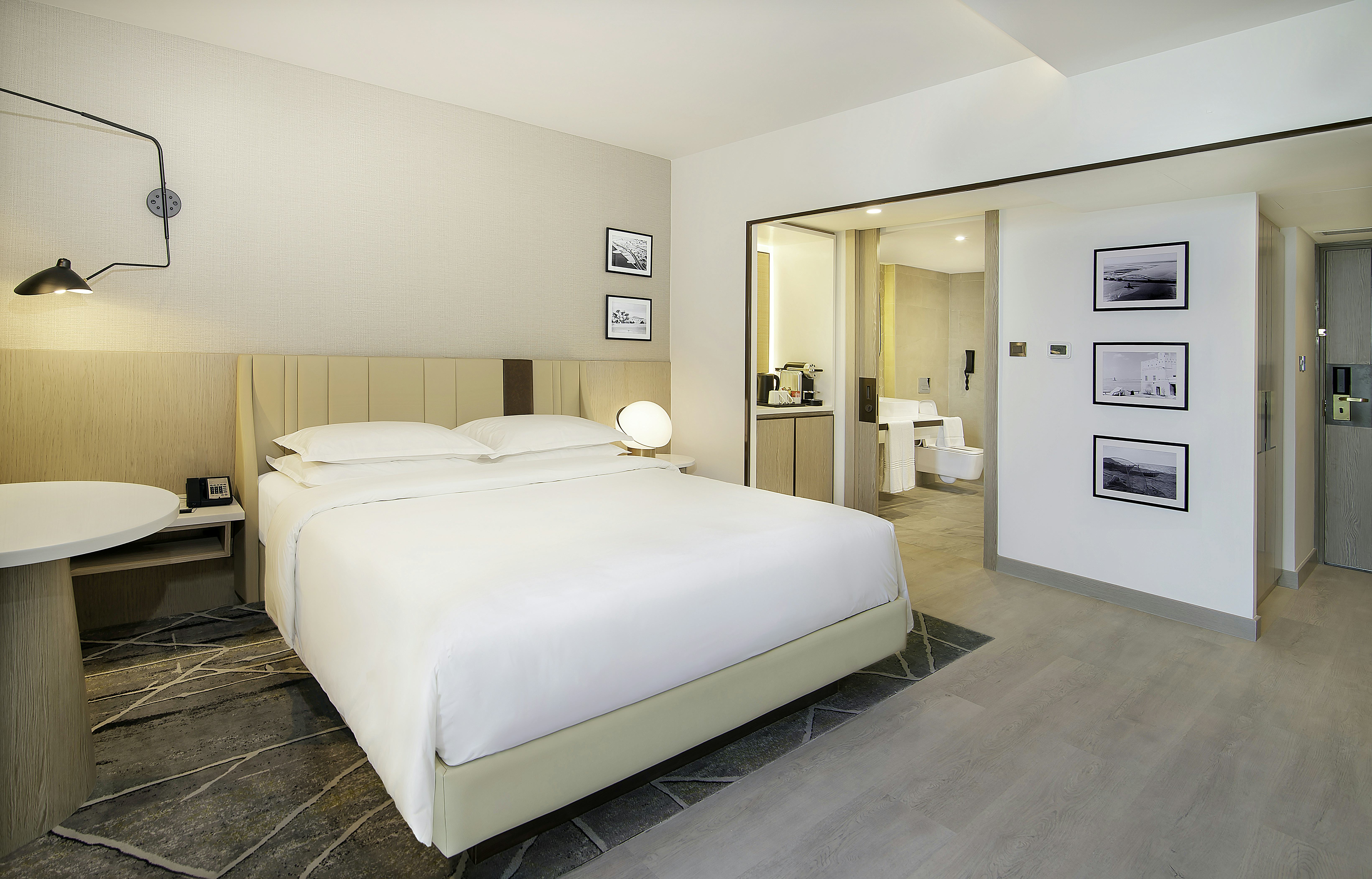 sheraton-abu-dhabi-hotel-and-resort-club-room-01_2137