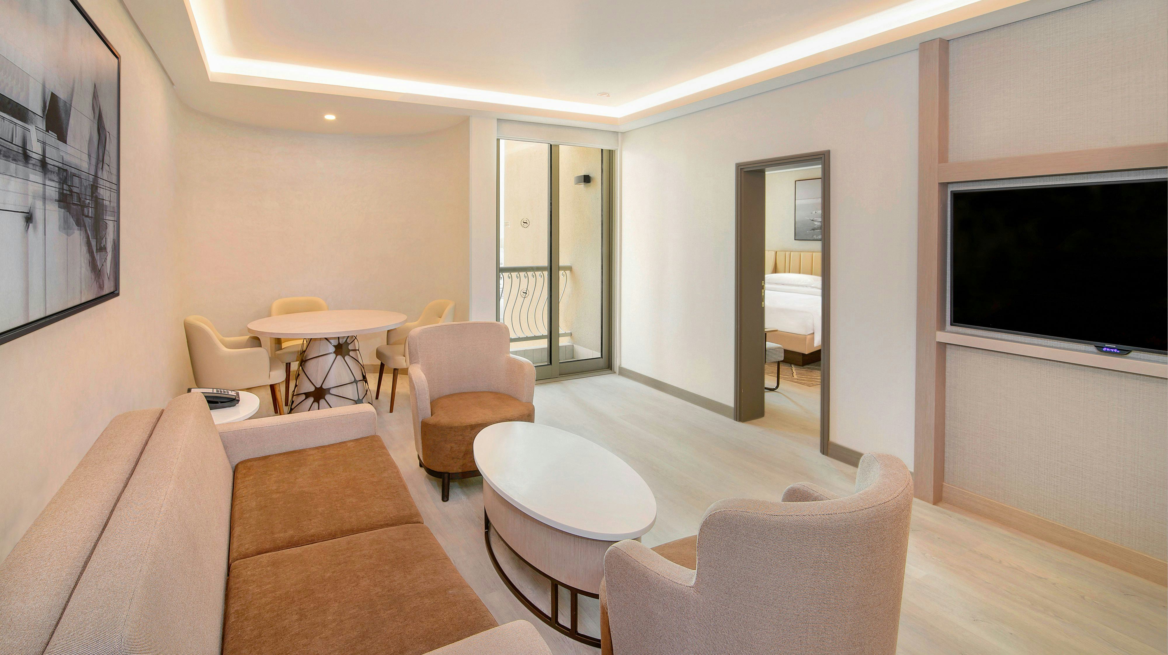 sheraton-abu-dhabi-hotel-and-resort-execuitve-suite_2137