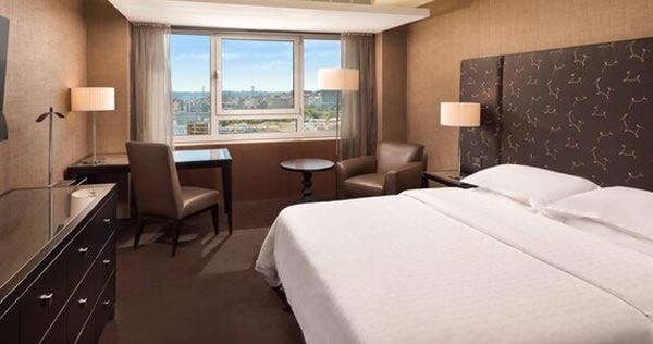 sheraton-lisboa-hotel-and-spa-premium-deluxe-guest-room_11133