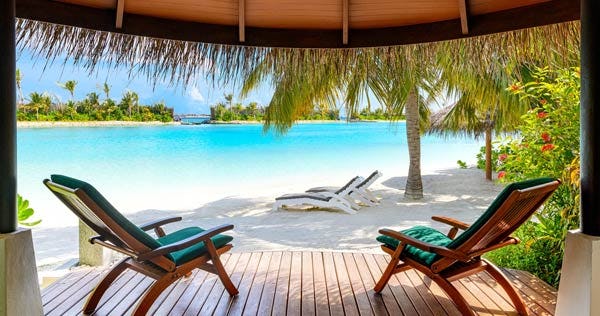 sheraton-maldives-full-moon-resort-and-spa-cottage-1-king-beach-view-01_2173