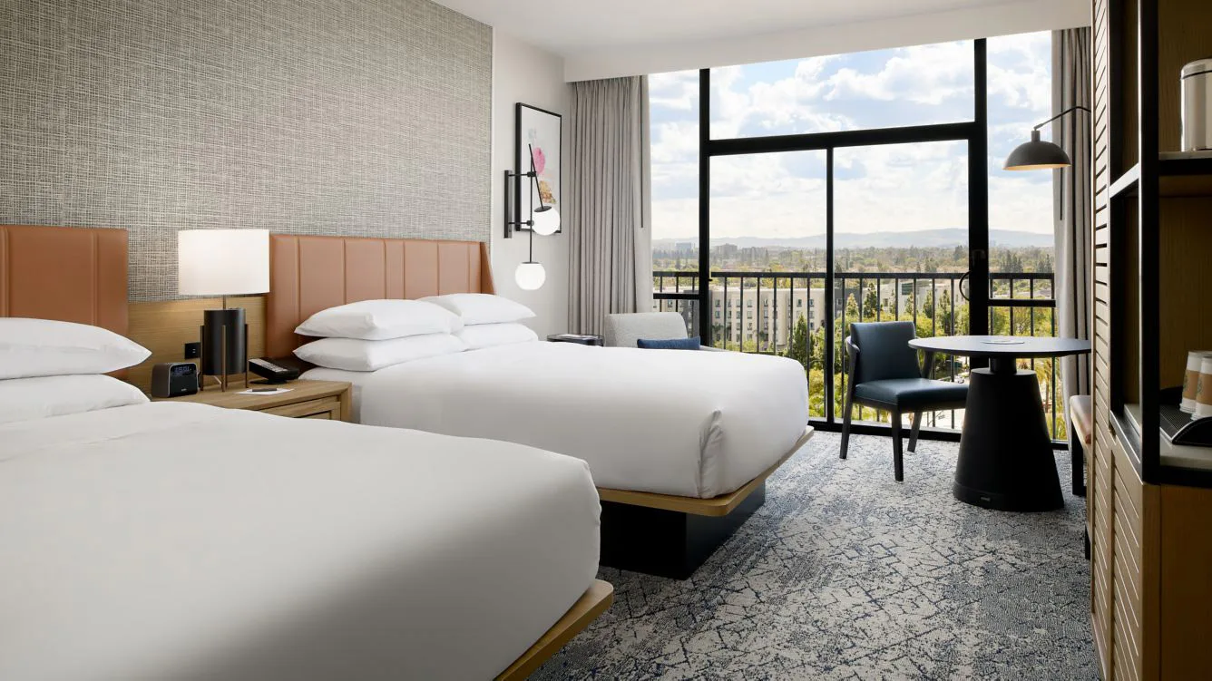 sheraton-park-hotel-at-the-anaheim-resort-premiuml-guest-room_629
