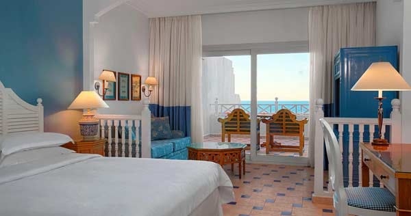 sheraton-sharm-hotel-resort-villas-and-spa-classic-room-guest-room-1-king-sea-view-main-balcony-01_1747