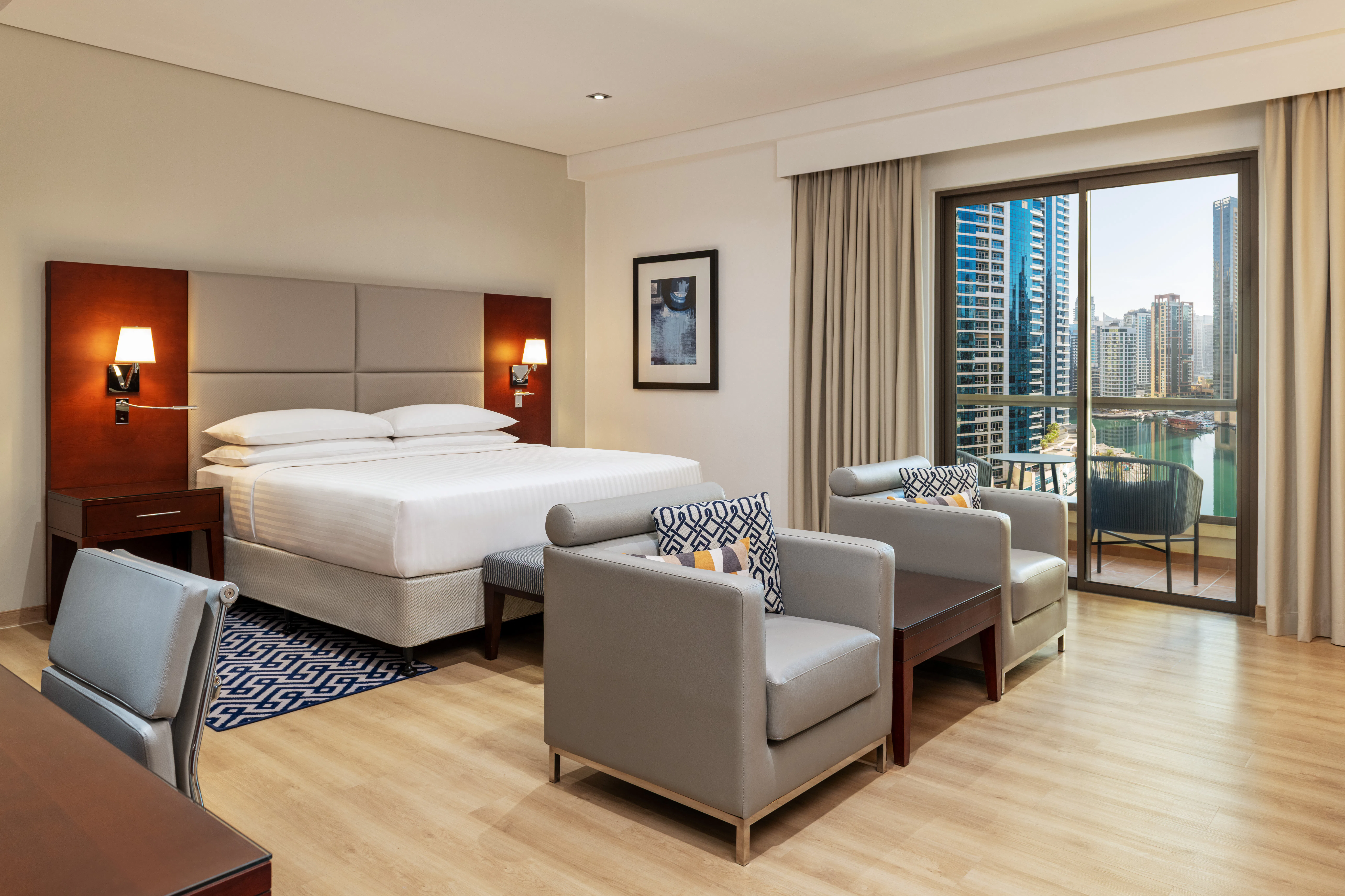 sheraton-the-walk-dubai-deluxe-guest-room_13833