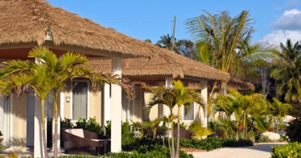 sky-beach-club-bahamas-king-master-oceanview-bungalow-poolside-01_12029