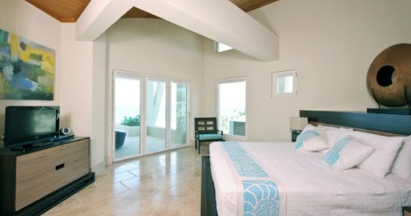 sky-beach-club-bahamas-luxury-4-bedroom-oceanview-villa-with-infinity-pool-02_12029