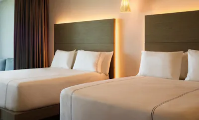 Captivate Swim-Out Two Queen