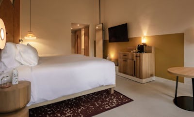 SO COMFY KING, 1 King Bed