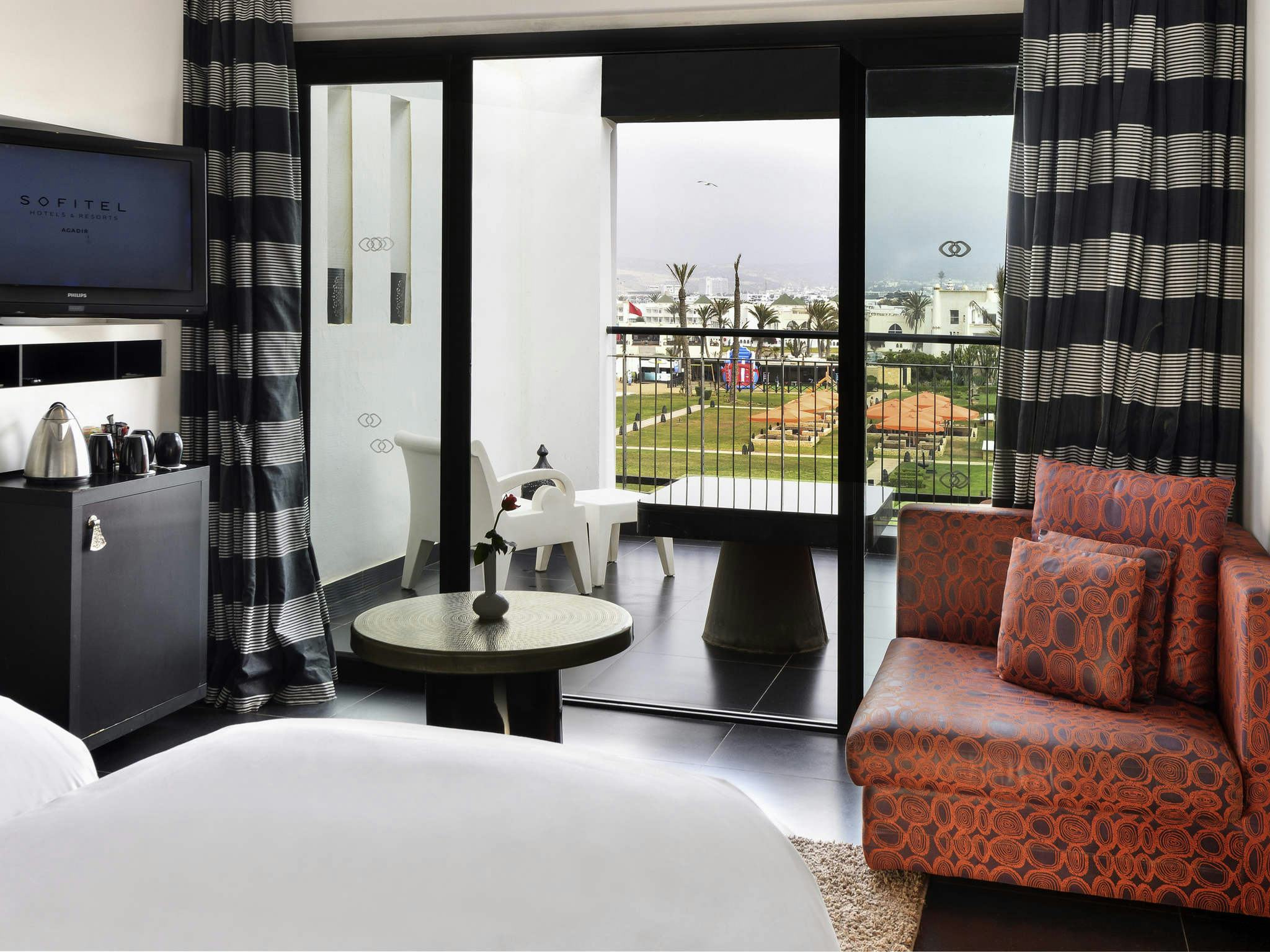 LUXURY ROOM, 2 Single Size Beds, side view of the ocean