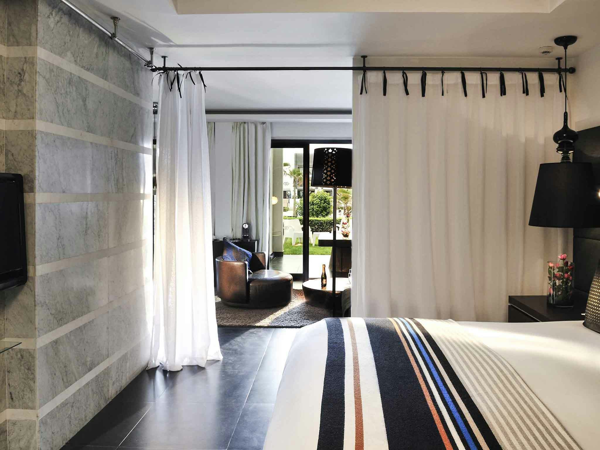 PRESTIGE SUITE, 1 King Size Bed, side view of the ocean