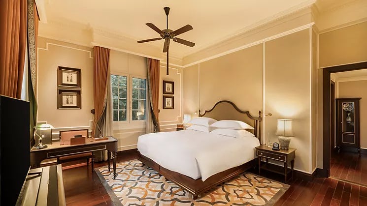 sofitel-legend-metropole-hanoi-vietnam-heritage-wing-charlie-chaplin-suite-with-metropole-privileges-01_4911