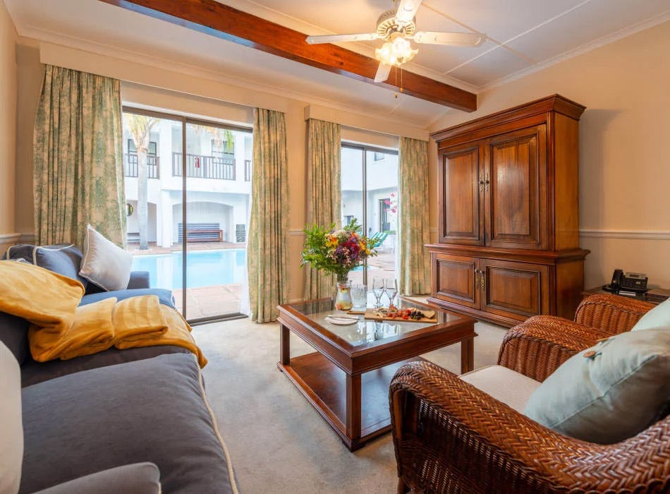 Courtyard Suites: Garden & swimming pool views