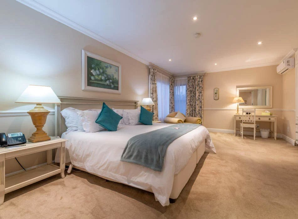 Courtyard Suites: Garden & swimming pool views