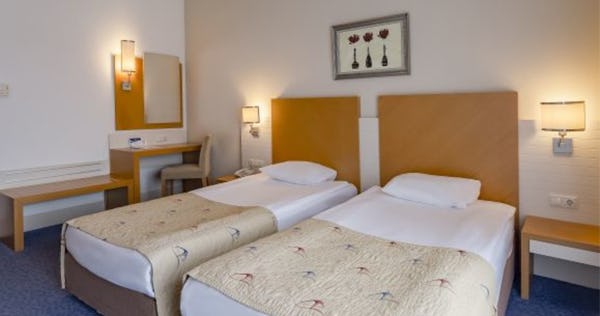 standard-room-crystal-admiral-resort-suites-and-spa-antalya-01_11600