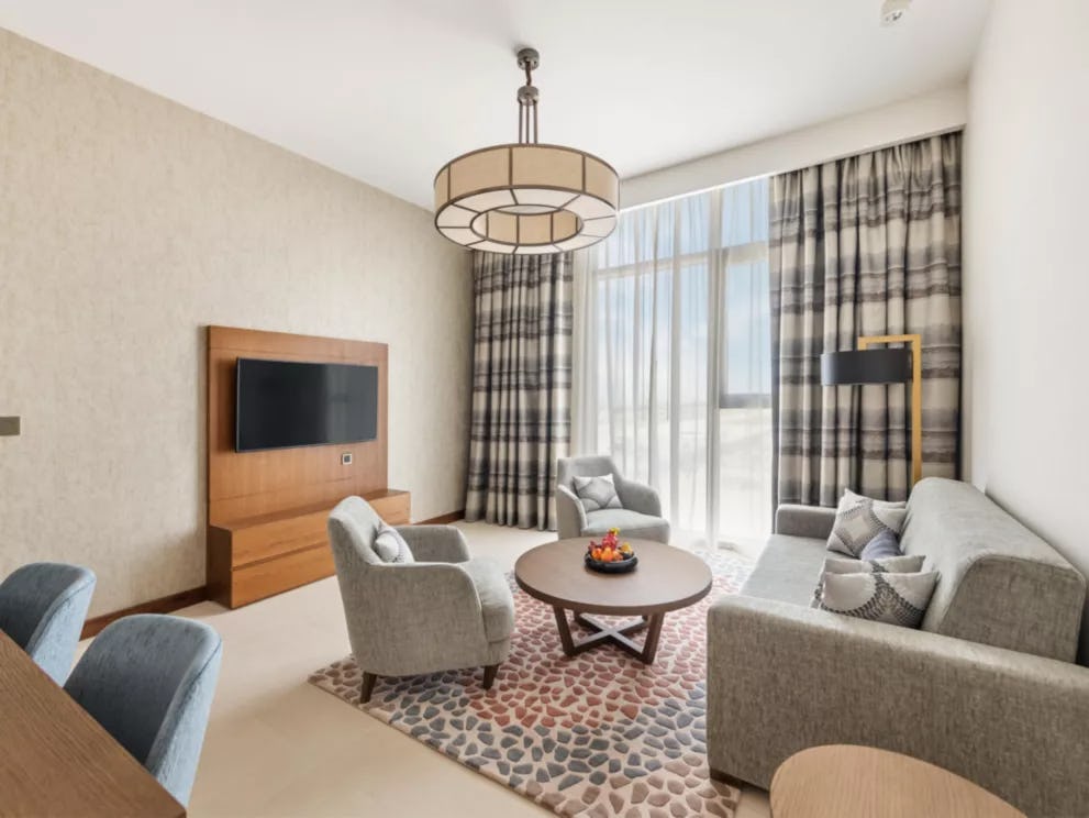 staybridge-suites-dubai-al-maktoum-airport-hotel-dubai-1-king-bed-1-bedroom-suite-city-view_12350