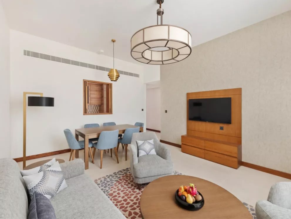 staybridge-suites-dubai-al-maktoum-airport-hotel-dubai-1-king-bed-studio-suite-pool-view_12350