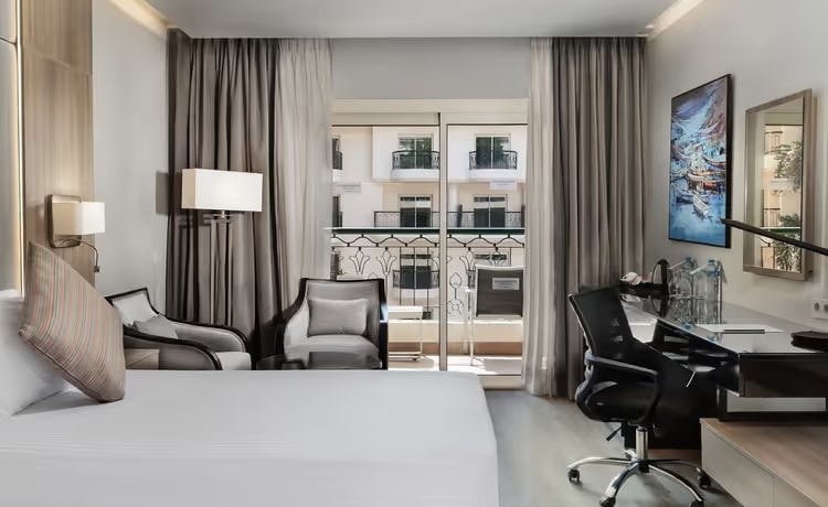 Executive room facing the courtyard