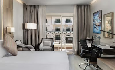 Executive room facing the courtyard