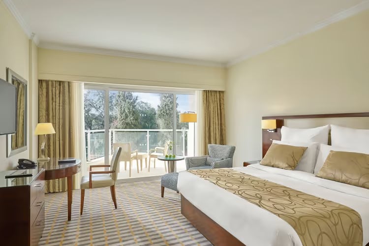 Deluxe room with side pyramid view