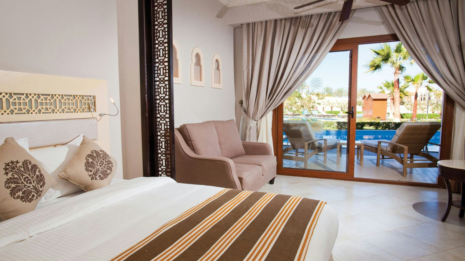 sunrise-arabian-beach-resort-sharm-el-sheikh-deluxe-swim-up-room-01_13118