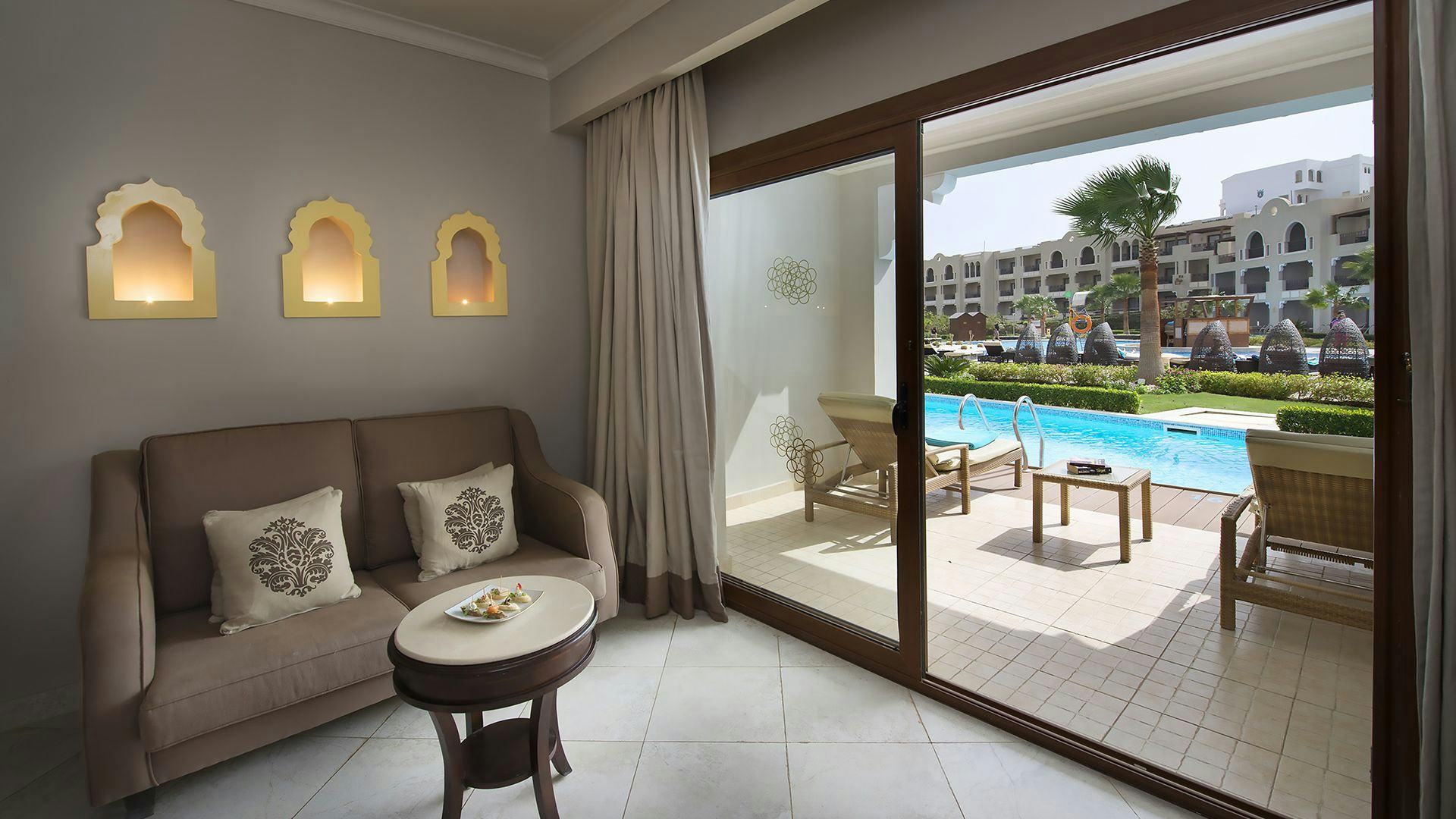 sunrise-arabian-beach-resort-sharm-el-sheikh-deluxe-swim-up-room-02_13118