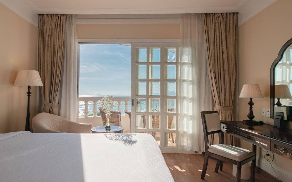 sunrise-nha-trang-beach-hotel-and-spa-vietnam-deluxe-ocean-view-01_4703