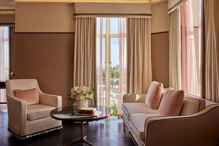 sunset-tower-hotel-los-angeles-deluxe-king-suite_6370