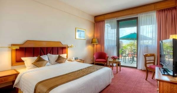 sunway-hotel-phnom-penh-deluxe-balcony-01_4971