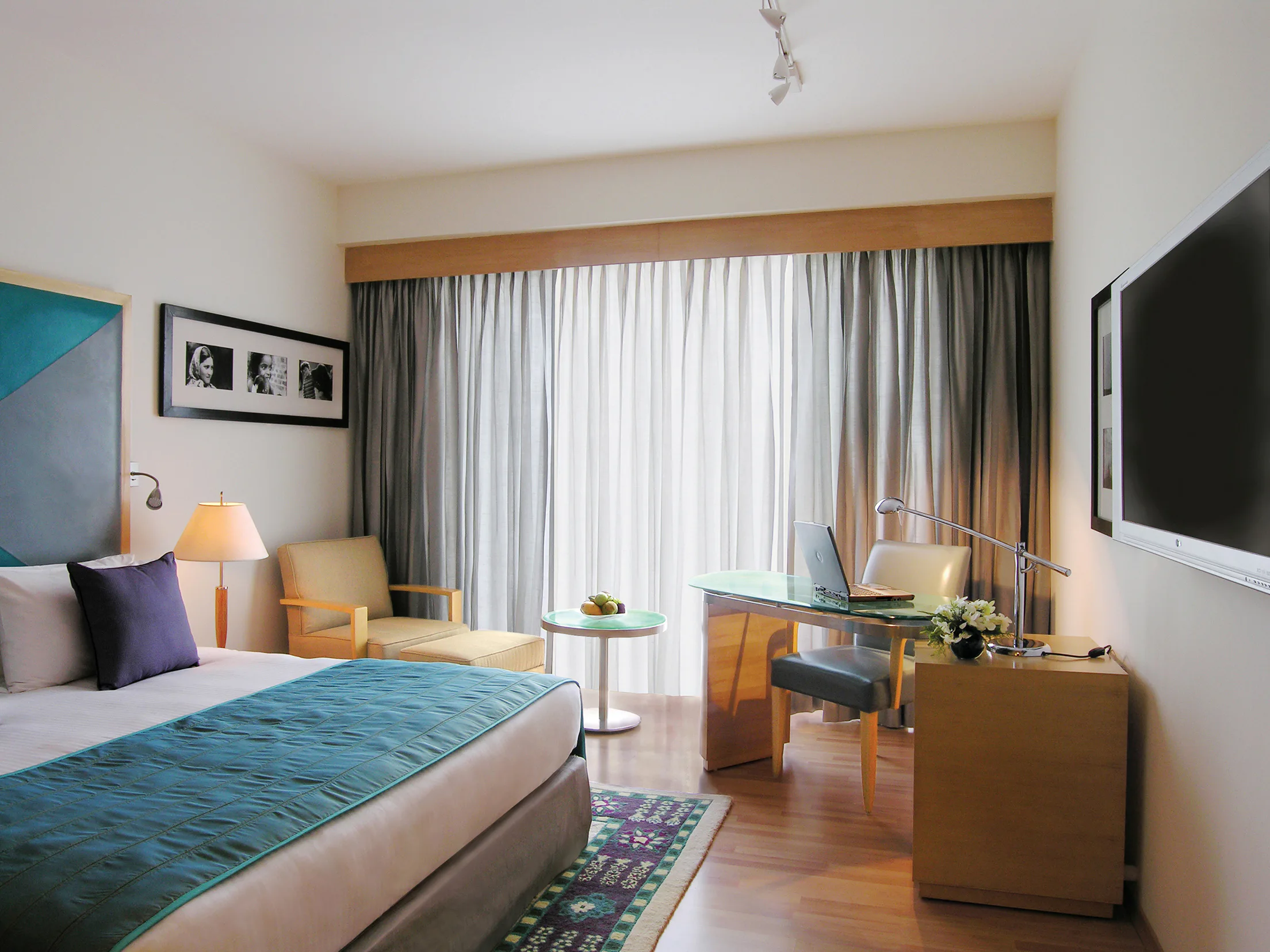 DELUXE ROOM QUEEN BED
